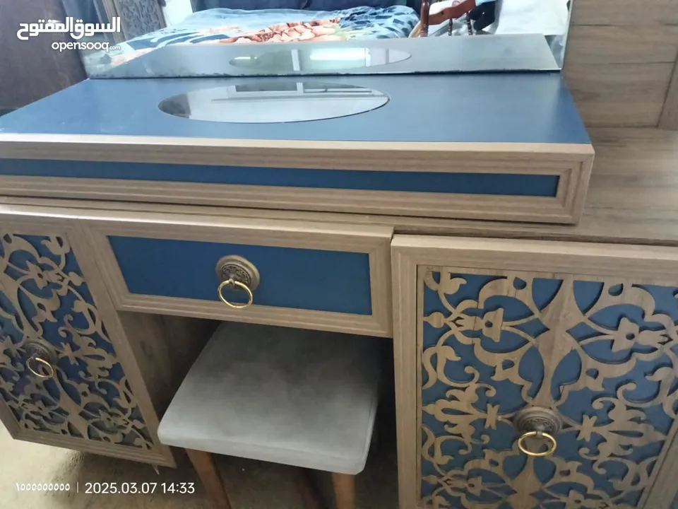 غرفة نوم ماستر .. تخت .. وتسريحة .. وخزانه .. كومودينات ثنتين