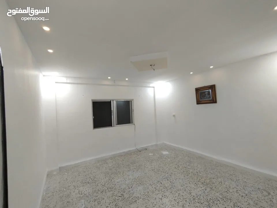 شقة فارغة للايجار طابق ثالث موقع مميز بالقرب من الخدمات