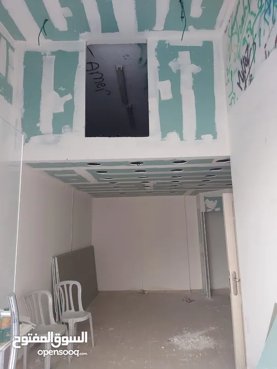 محل للبيع بالخلو مساحة 22 كتر مربع و نصف ، عليه سدة ع نصف المحل، عل شارع وسط البلد رام الله ، يبعد ع