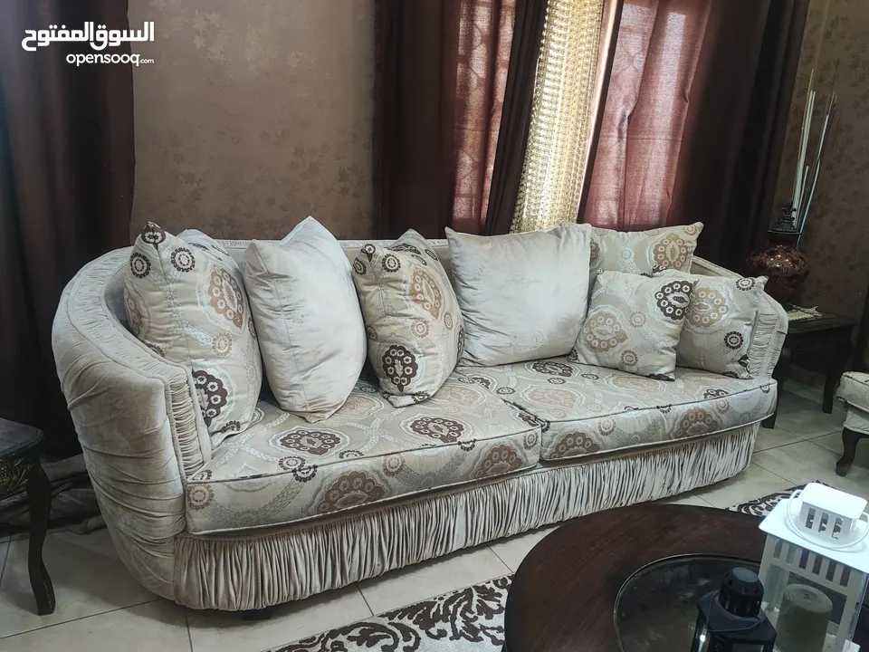 طقم كنب عدد 4 مع 5 طاولات خشب أنيق – بحالة ممتازة