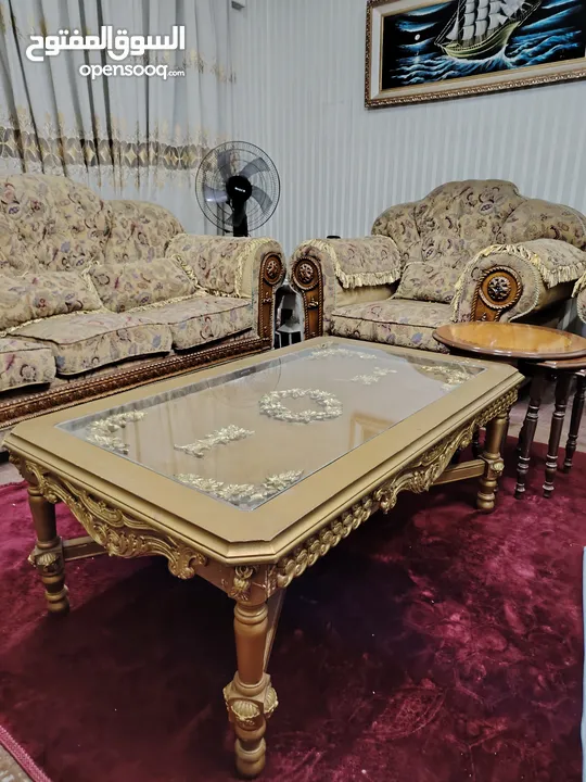 أثاث غرفة جلوس كامل (طقم كنب +طاولة صالون +3 طاولات صغيرة) بحالة جيدة جداً بسعر مغري