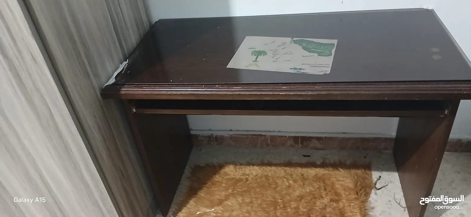 مكتب ابيض ومكتب بني للبيع
