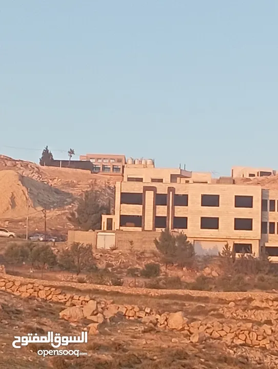 اراضي مميزه جدا حد الجبيهه تحت شارع الاردن المساحات مختلفه خلف مطعم ديوان زمان