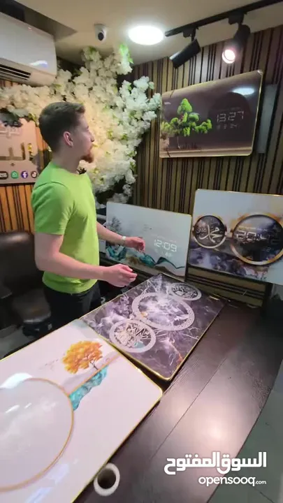 برواز أنيق ومميز بدمج رائع بين الديكور والوظيفة، بيعرض الوقت والتاريخ ودرجة الحرارة بشكل واضح وممتاز