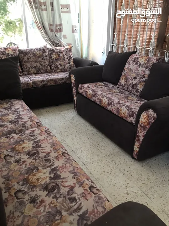 طقم كنب 8 مقاعد بحالة ممتازة
