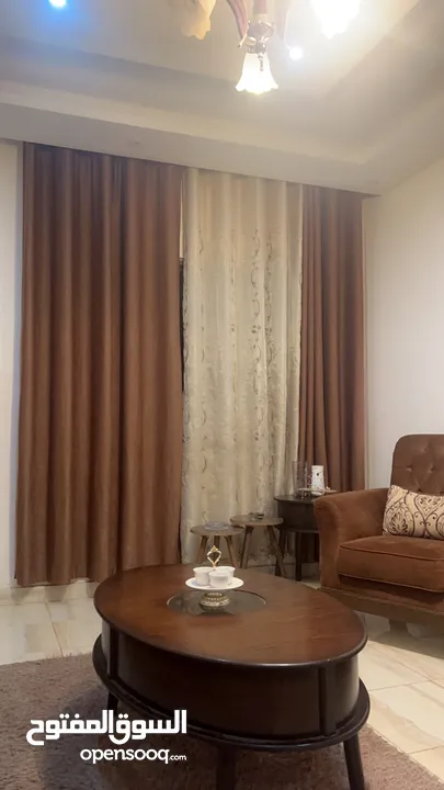 صالون كامل طقم امريكي وطاولات خشب وقطعة سجاد مع ثريا خشب