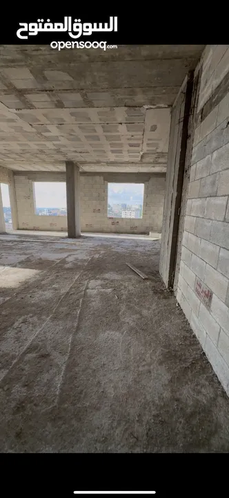 شقة عظم طابق ثالث