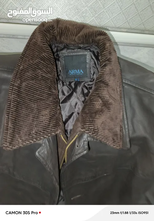 جاكيت جلد طبيعي ماركة ARMA ثقيل لون بني غامق مطفي مستعمل بحالة جيدة يلبس مقاس XL,L تم شراءه 400$