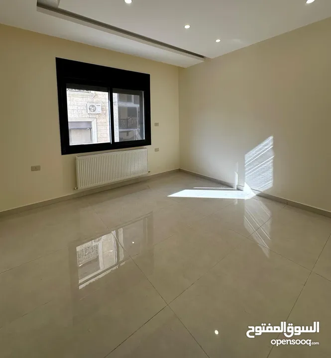 شقة ارضيه مع مدخل خاص في الجبيهة حي ام زويتينه بتشطيب فندقي