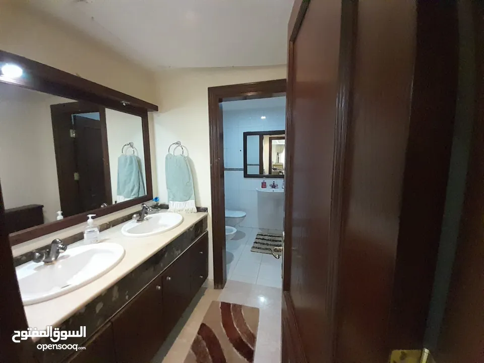 شقة طابقيه ( معلقه مستوى الشارع ) فارغة في دير غبار للبيع  ref : 14182