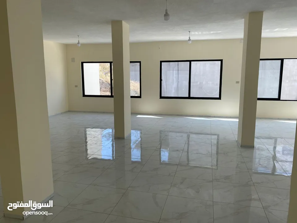 مجمع تجاري جديد للايجار على الشارع الرئيسي و تشطيب ممتاز