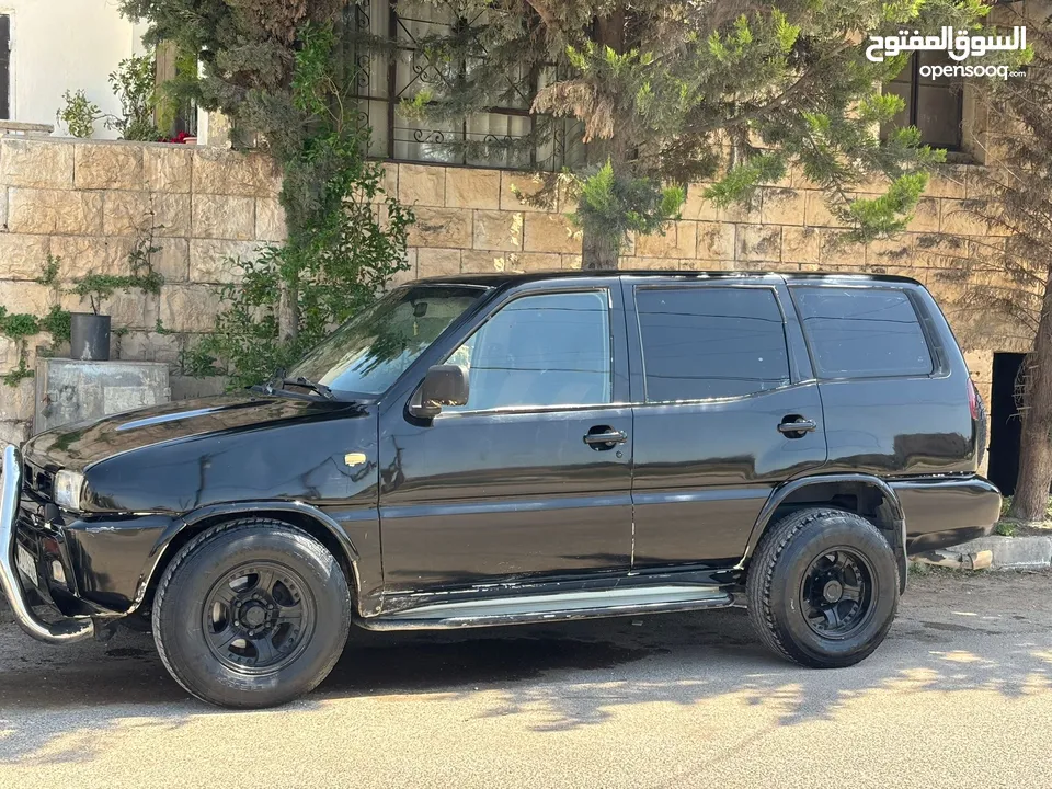 نيسان تيرانو 1995