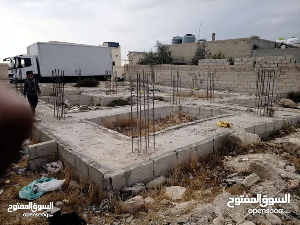 قطعة ارض حجه في قرية ابو صياح 300متر مبني عليها اساس 140