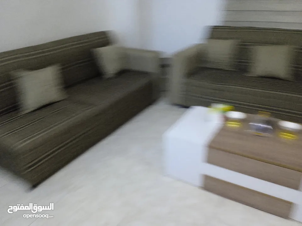 طقم كنب تفصيل بحالة الوكالة مع 2 طاولات و شاشة