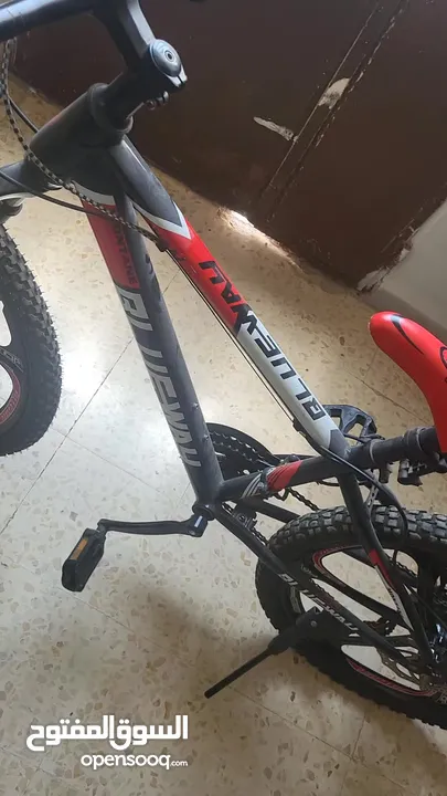 بسكليت (دراجه هوائيه) جنط 26 جبلي استعمال خفيف جدا مع هديه سكيت بورد صغير غير مستعمل ابدا