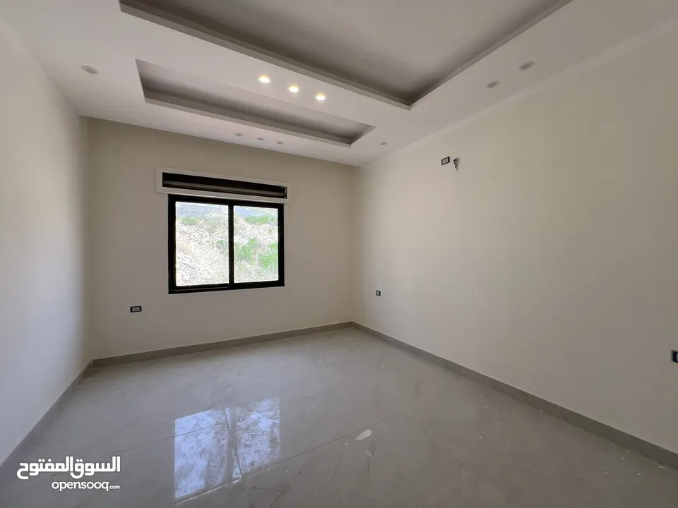 شقة طابق ثالث + روف مرخص  للبيع في البيادر ابو السوس