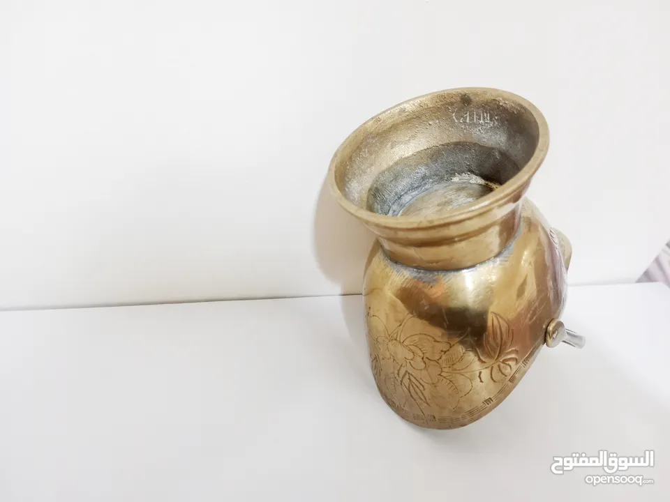 وعاء تقليدي مصنوع يدويا يستخدم لحمل الفحم أو الحطب مزخرف برسومات أنتيك قديم جدا لون ذهبي
