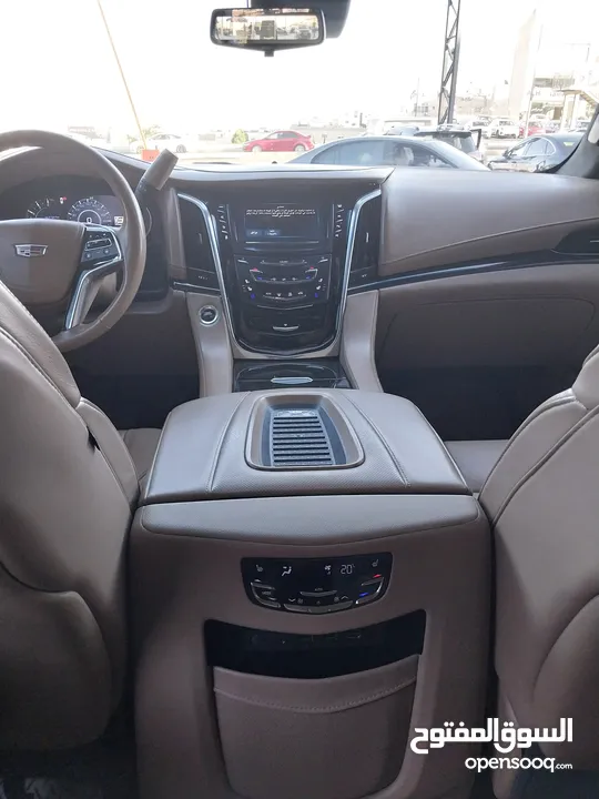كاديلاك اسكاليد وارد الوكالة قاطع مسافة 29000km فقط صنف platinum