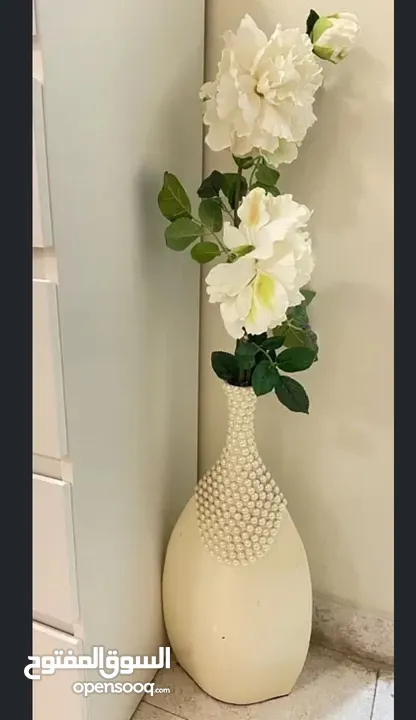 pearl off-white vase with syntheic white flowers مزهرية جميلة جدا مع ورود بيضاء