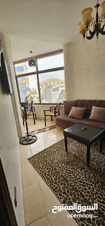شقة مفروشة فاخرة للايجار مساحة 90 غرب شارع الجامعة ب 200م وشمال مسجد علياء التل