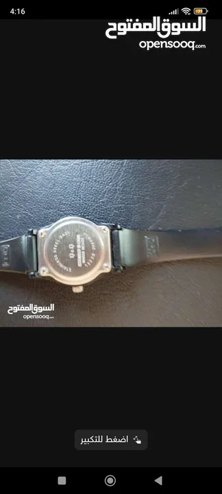 ساعة نسائية كوارتز سوداء من الخارج و بيضاء من الداخل عقارب ضد الماء 100%
