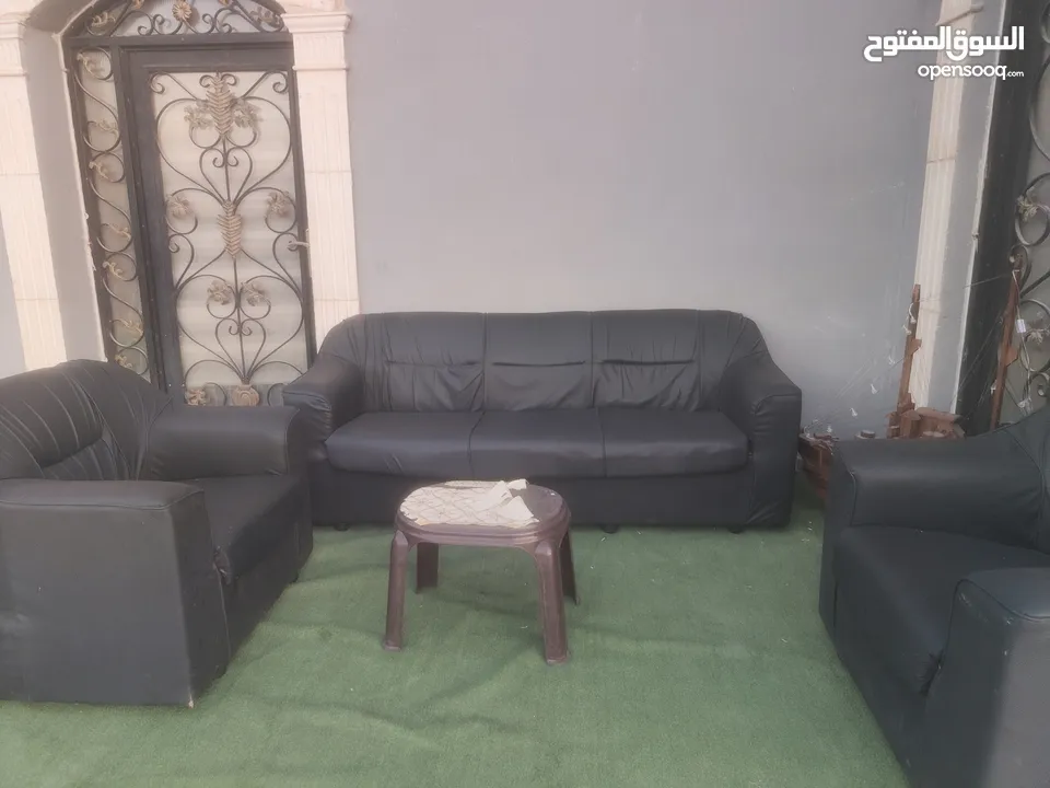 طقم كنب جلد للبيع بخاله ممتازه جدا