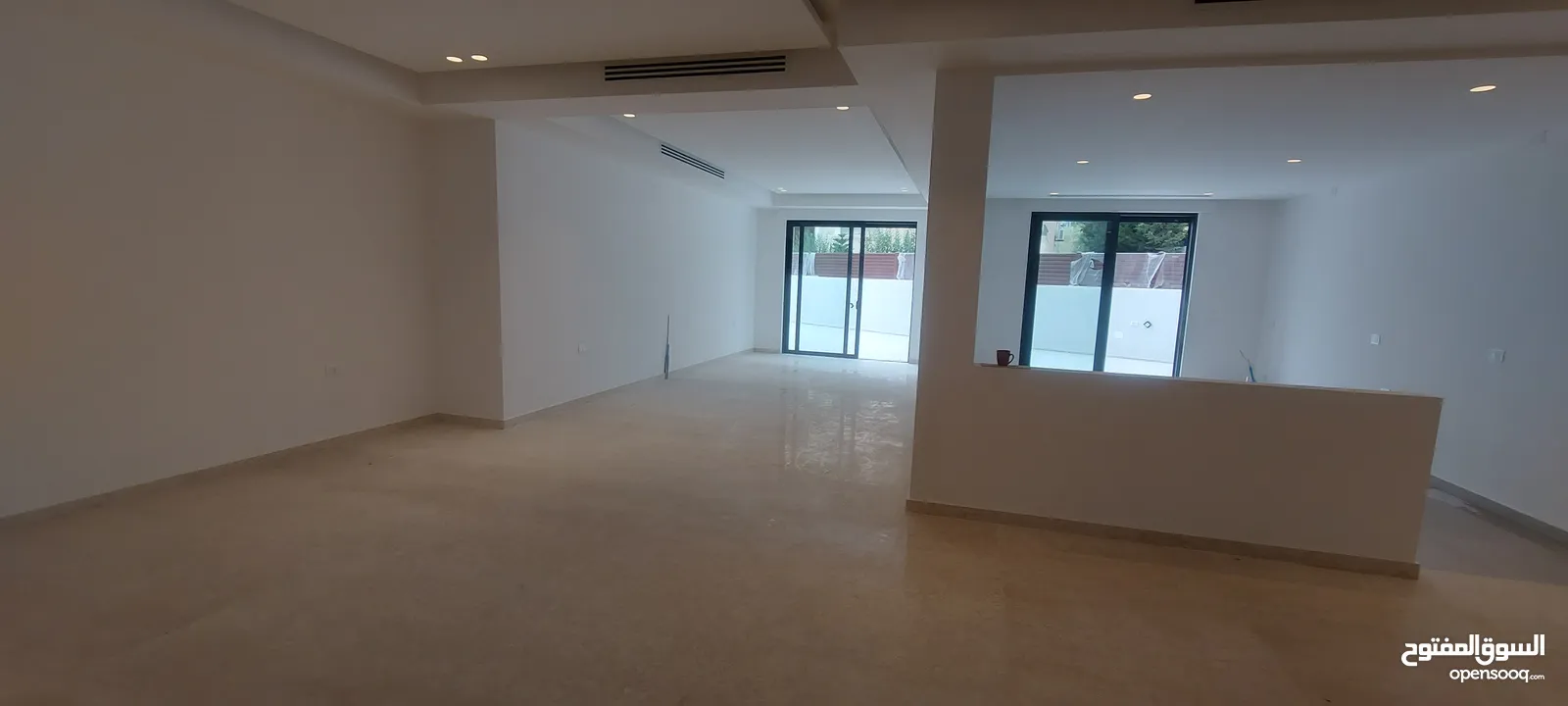 شقة طابق شبه ارضي للبيع في عبدون 235 متر مع ساحة خارجية كبيرة