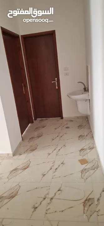 منزال للايجار منطقت الجلدة مساحة المنزل 110متر طابق سادس جميعآ الخدمات متوفره الأجر سنوي 3000 دينار