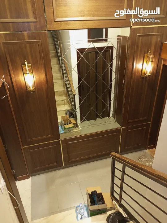 تركيب السيكوريت والمرايا وجميع أعمال الزجاج والألمنيوم بجودة عالية"