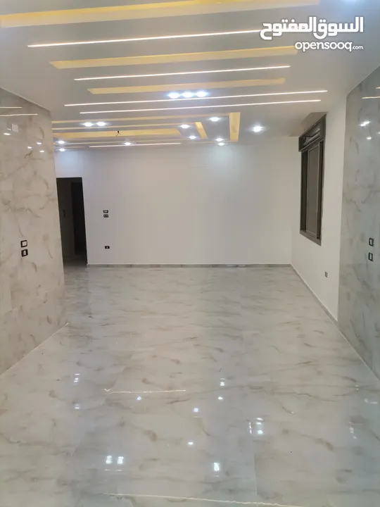شقه طابق ارضي مدخل خاص وكراج خاص وساحه للبيع على شارع البترا شرق اربد مول قراند وكازيه الرجوب