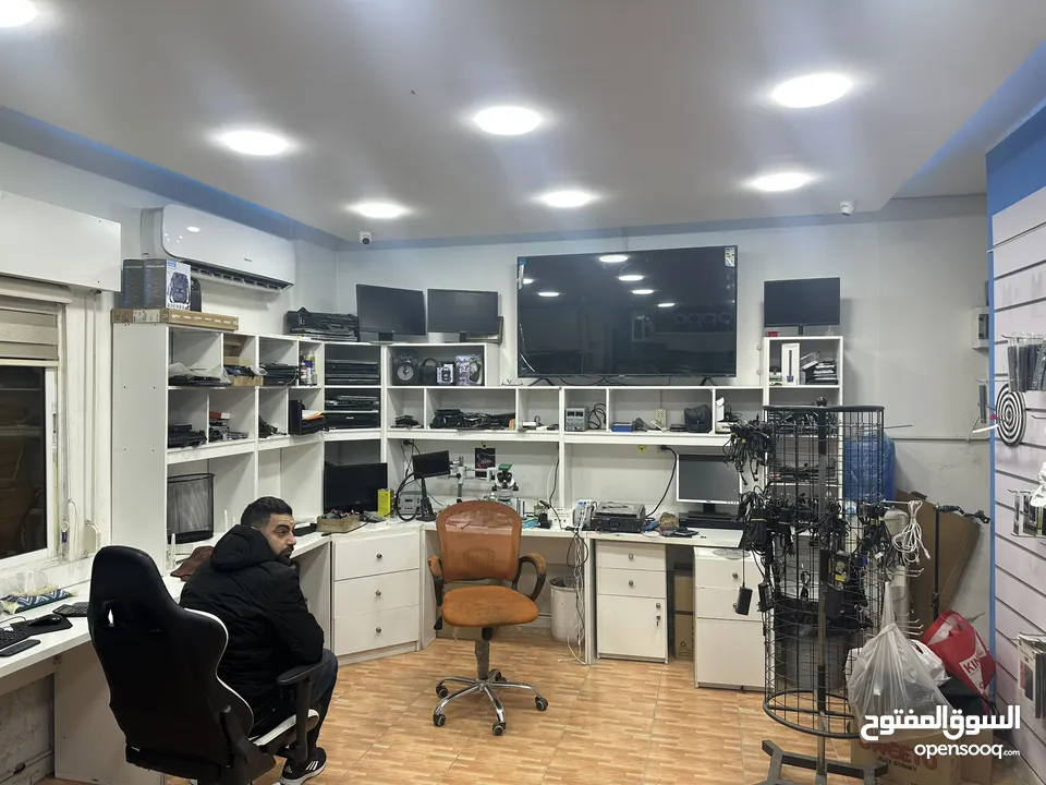 ديكور محل صيانة عبارة عن الواح تعليق بترينة عرض خشب وقزاز رفوف خزائن بحالة الوكالة للبيع بسعر ممتاز