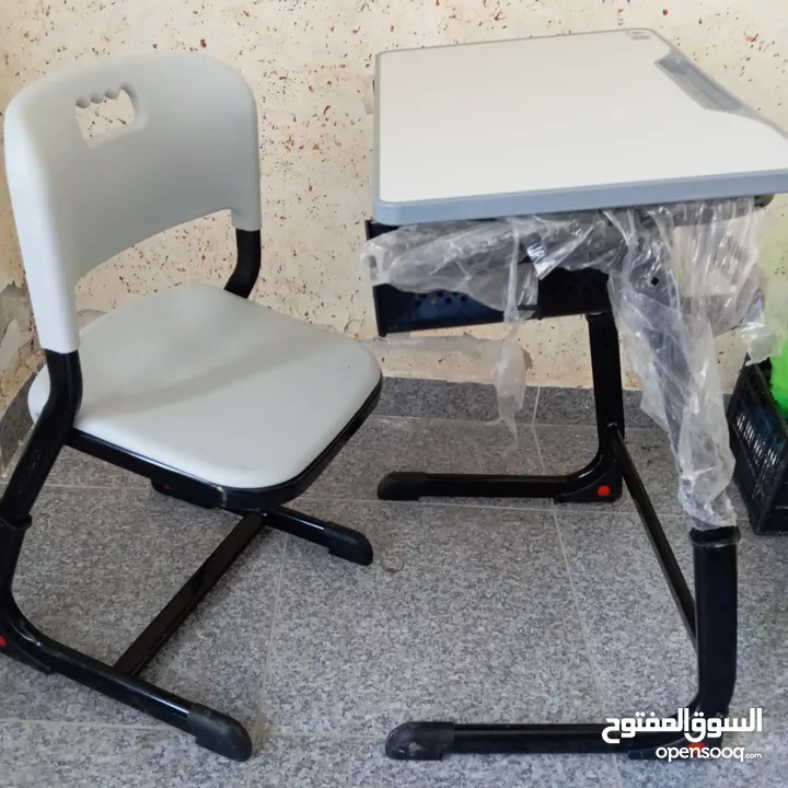 طاولة مع كرسي للدراسة