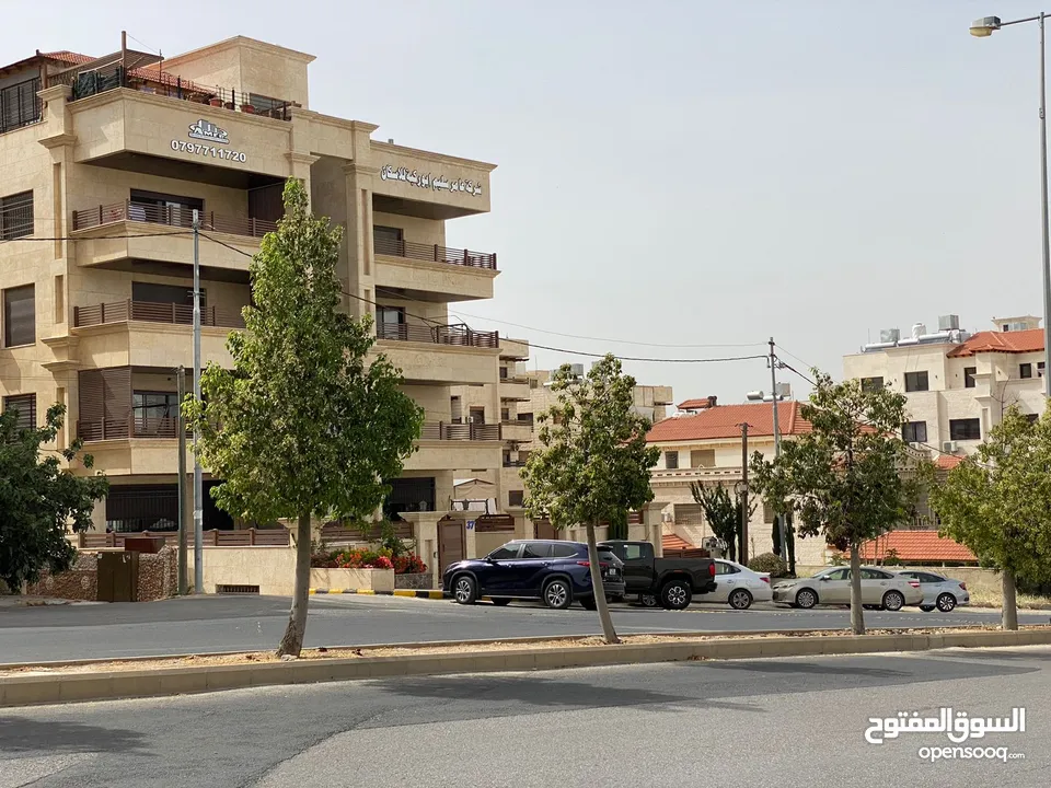 لمن يرغب بالسكن أو الاستثمار شقة مع روف فاخرة تشطيب ديلوكس في اجمل مناطق الجبيهة للبيع بسعر مميز
