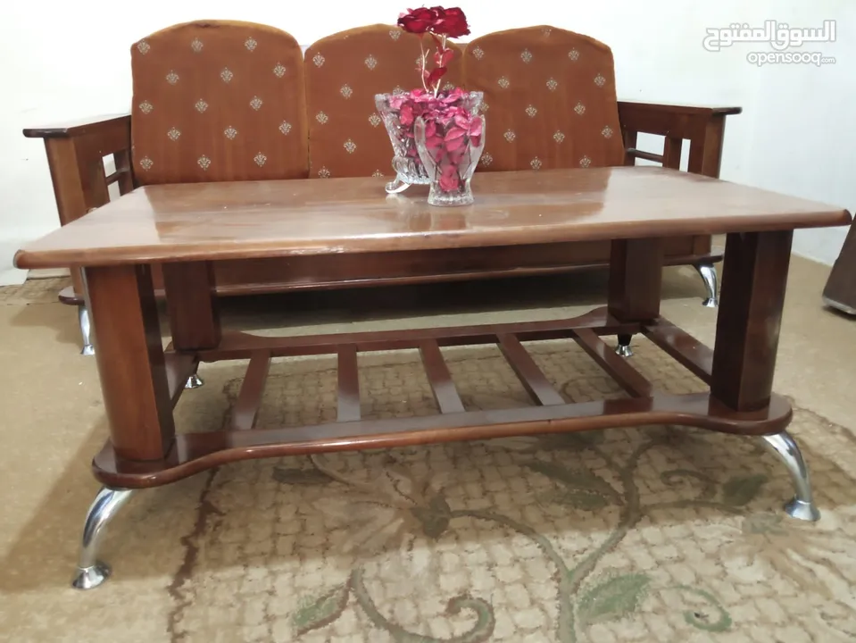مقعد مورس ثلاثي وطاولة خشب زان بحالة ممتازة  وتلفزيون ال جي وستيريو كينويد للبيع التواصل على الرقم