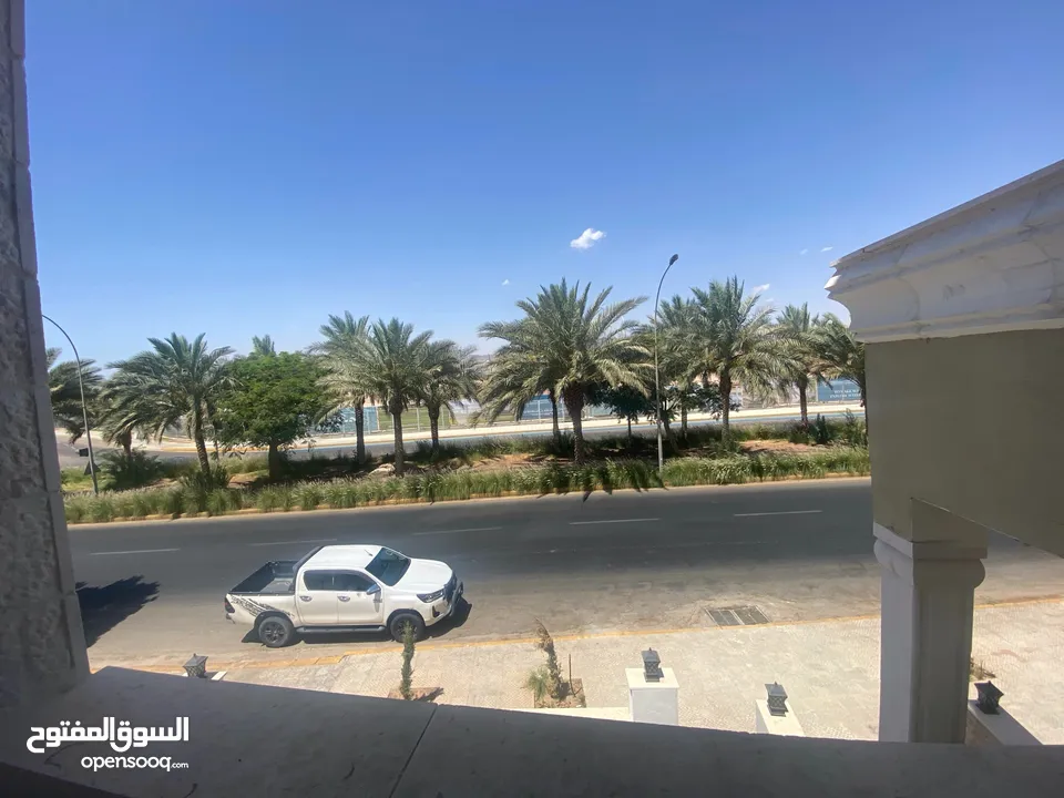 شقة فاخرة 3 غرف للبيع في العقبة – إطلالة على الجولف وتشطيب راقٍ – بسعر مغري