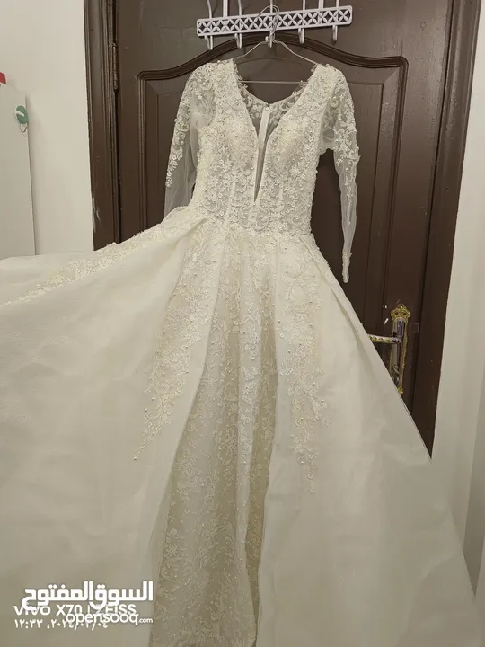 فستان زواج رائع وفخم مع طرحة شبه جديد