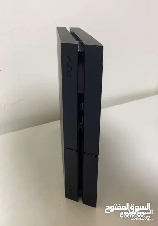 مع 8 سيديات وثلث ايدين وجميع ملحقاتهPs4