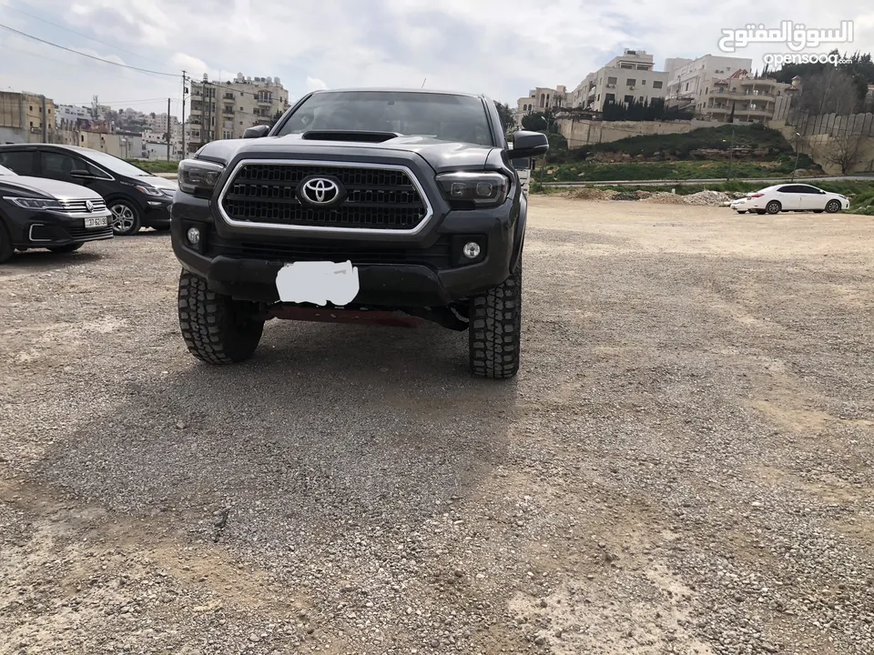 تويوتا تاكوما 2017  كابينة و نص مميز غيار عادي 4x4   بحالة ممتازة من المالك.