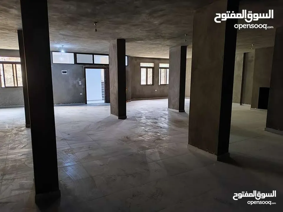 طوابق تجارية بمساحات متنوعة على طريق عمان-السلط نزول وادي الشجرة بأسعار مناسبة