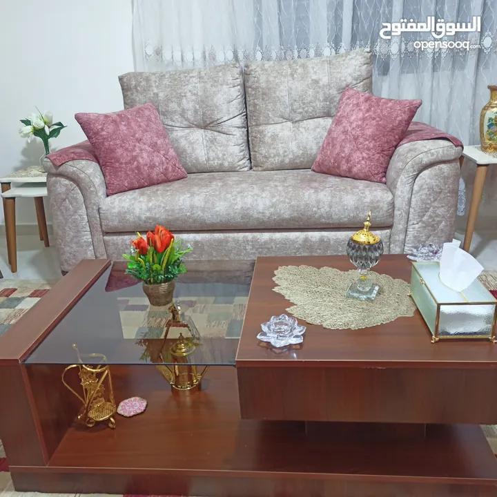 يصلح لعرسان طقم كورنر للبيع بداعي السفر مع طاولات جانبية وطاولة وسط وبرداية تفصييييل وليس تجاري