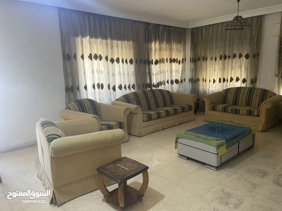 شقة واسعة للإيجار ذات اطلالة في شارع الجامعة