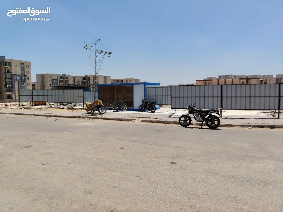 محل تجاري في منطقه 390 فدان في حداىق أكتوبر بجوار ابني بيتك السابعه و مشروع 557 عماره