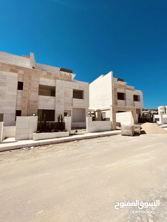 فلل فخمة للبيع الراهبات خلف محطة المناصير مقابل مطعم الطياره مساحة 400 متر طابقين الروف جديد مع مطبخ
