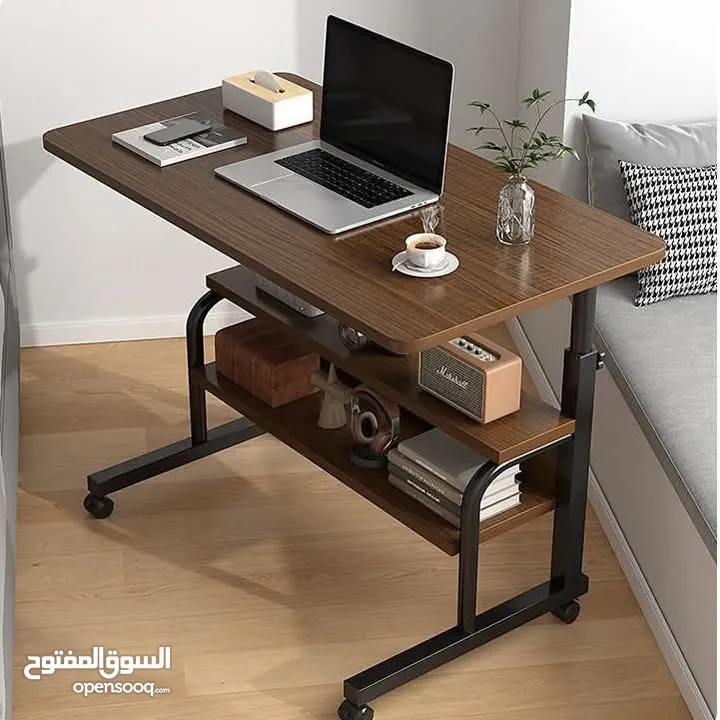 طاولة لابتوب خشبية بتصميم عصري ومتين سطح واسع يكفي لابتوب، دفتر محاضرات، كتب وأقلام وحتى فنجان قهوة