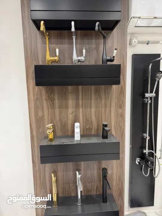 ادوات صحية مشكلة جديدة في معرض للبيع مراحض مغاسل حنفيات مجالي وسرميك مشكل للبيع كميه داخل المعرض