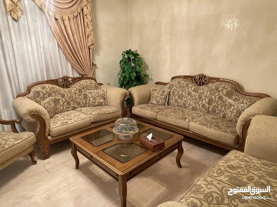 طقم كنب غرفة استقبال بحاله ممتازه