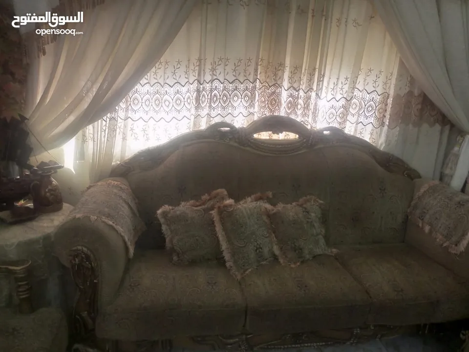 كنبايات مع طاولاتها