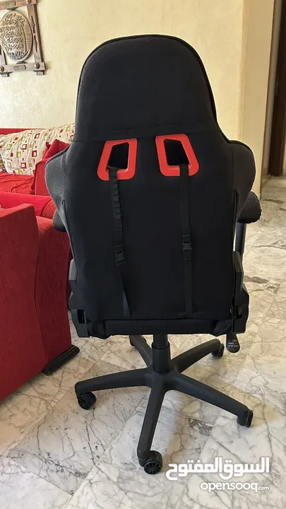6 كراسي خشب زان لطاولة مطبخ او سفرة، مع كرسي مكتبي gaming لون اسود بحالة الوكالة