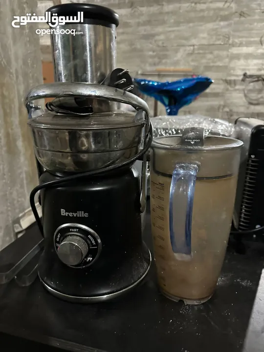 عدة محل  كاملة مع طاولات وكراسي للبيع