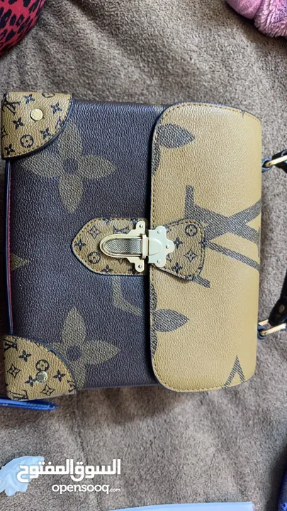 شنطه LV جديده و جلد كويس مكفوله good quality